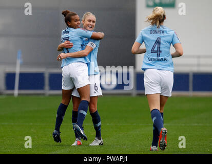 Manchester City's Nikita Parris punteggio celebra il suo lato del primo obiettivo del gioco con il compagno di squadra Steph Houghton (centro) e gemma Bonner durante la FA DONNA Super League Match l'Accademia Stadium e Manchester. Foto Stock