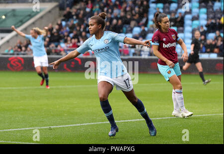 Manchester City's Nikita Parris punteggio celebra il suo lato del primo obiettivo del gioco durante la FA DONNA Super League Match l'Accademia Stadium e Manchester. Foto Stock