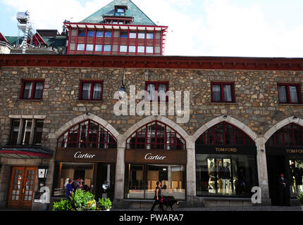 Via Serlas: San Moritz" del marchio di lusso store Shopping mile a Via Serlas in parte anteriore del leggendario Badrutt palace hotel Foto Stock