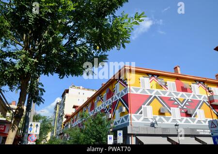 Gli edifici colorati a pazari i ri mercato centrale di Tirana Albania Foto Stock