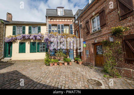 Saint Valery sur Somme Francia, 26 Aprile 2017: casa tipica e guest house Foto Stock