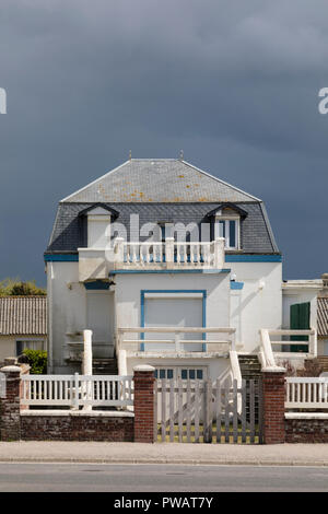 Cayeux-sur-Mer, Francia, 26 Aprile 2017: casa tipica di fronte al mare Foto Stock