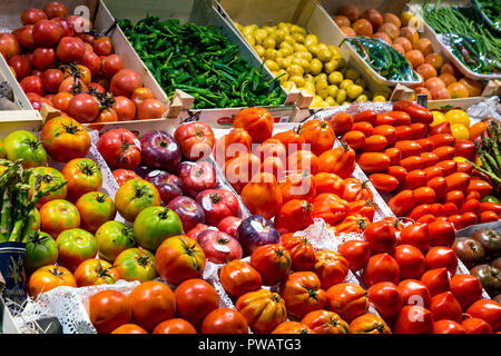 Verdure e ampia selezione di pomodori al Mercat de Santa Caterina (il Mercato di Santa Caterina), Barcellona, Spagna Foto Stock