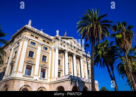 Edificio neoclassico del Gobierno Militar edificio in Barcellona, Spagna Foto Stock