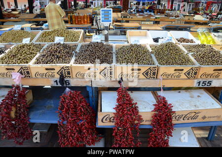 Olive per la vendita nel pazari i ri market central Tirana Albania Foto Stock