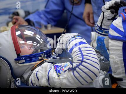 Expedition 57 Tecnico di volo Nick aia della NASA ha la sua tuta Sokol controllato di pressione prima del suo lancio su un razzo Soyuz con tecnico di volo Alexey Ovchinin di Roscosmos, presso il cosmodromo di Baikonur Ottobre 11, 2018 di Baikonur in Kazakhstan. Poco dopo il sollevare il malfunzionamento del razzo in rotta verso la stazione spaziale internazionale e interrotta la forzatura di un atterraggio di emergenza in Kazakistan. I membri di equipaggio sono stati prelevati da ricerca e soccorso e secondo come riferito sono in buone condizioni. Foto Stock