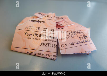 Un strappati biglietto della lotteria, shredded in molti pezzi Foto Stock