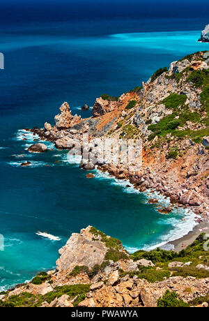 Vista della spiaggia di Kastro e il 'wild' costa settentrionale di Skiathos, da Kastro (letteralmente "castello"), la città medievale dell'isola. Foto Stock