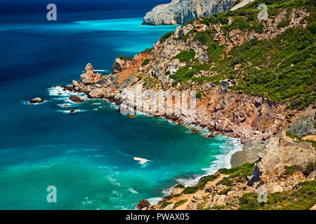 Vista della spiaggia di Kastro e il 'wild' costa settentrionale di Skiathos, da Kastro (letteralmente "castello"), la città medievale dell'isola. Foto Stock