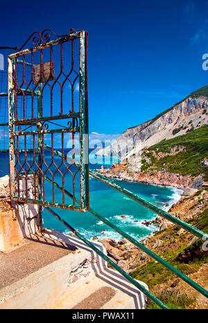 Vista della spiaggia di Kastro e il 'wild' costa settentrionale di Skiathos, da Kastro (letteralmente "castello"), la città medievale dell'isola. Foto Stock