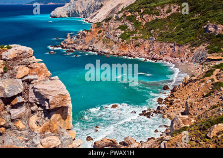 Vista della spiaggia di Kastro e il 'wild' costa settentrionale di Skiathos, da Kastro (letteralmente "castello"), la città medievale dell'isola. Foto Stock