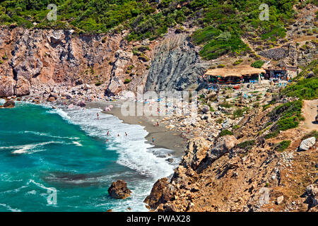 Vista della spiaggia di Kastro e la sua taverna, da Kastro (letteralmente "castello"), la città medievale di isola Skiathos. Foto Stock