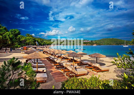 Famosa in tutto il mondo la spiaggia Koukounaries, isola Skiathos, Sporadi settentrionali, Magnessia, Tessaglia, Grecia. Foto Stock