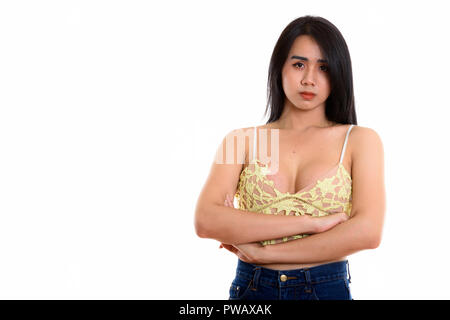 Studio shot di giovani asiatici transgender donna con le braccia incrociate Foto Stock