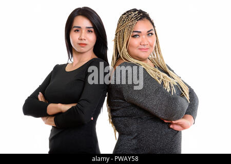 Studio shot di giovani asiatici transgender donna e grasso donna asiatica Foto Stock