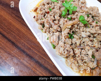 Cibo tailandese, piccante di carne macinata di maiale insalata (Larb Moo) sulla parte superiore con coriandolo Foto Stock