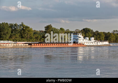 Rimorchiatore a traino chiatte a spinta contenente carbone e altri prodotti coperti, fiume Ohio. Foto Stock