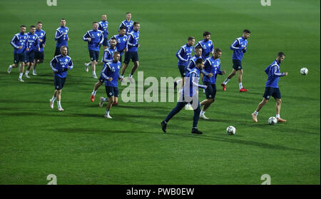 La Bosnia e Erzegovina giocatori eseguire esercitazioni durante la sessione di formazione presso la Grbavica Stadium, Sarajevo. Foto Stock