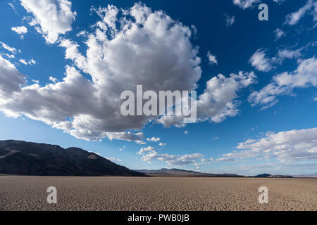 Deserto secco lago con le nuvole del pomeriggio alla fine del Mojave river vicino Zzyzx, California. Foto Stock