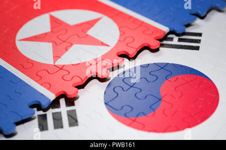 Due nazioni unire in un gioco di puzzle che rappresenta unione, pace, commercio, umano e sociale accordo. Per la pace e il benessere delle nazioni nel wo Foto Stock