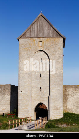 Il ponte e la torre Dalmans nella città di Visby locataed parete nella provincia svedese di Gotland. Foto Stock