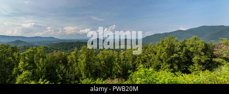 Colline ai piedi delle Montagne Fumose Foto Stock