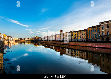 Pisa, Italia - 29 dic 2017 - bellissimi riflessi nell'acqua del fiume in Pisa, con cielo blu sullo sfondo Foto Stock