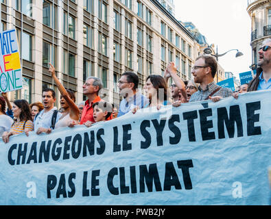 Parigi, Francia - Oct 13, 2018: persone hanno marciato in Parigi a chiamata per una maggiore azione sul cambiamento climatico Foto Stock