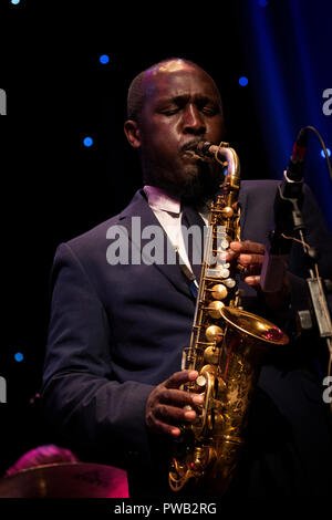 Toni Kofi gioca sax alto come ospite speciale per Jo Harrop, Scarborough Jazz Festival 2018 Foto Stock