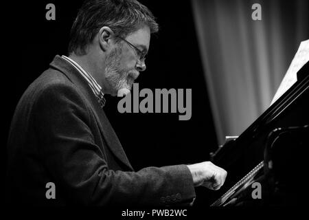 Dave Newton solo sul pianoforte jazz con Alan Barnes di ottetto e come un duo, Scarborough Jazz Festival 2018 Foto Stock