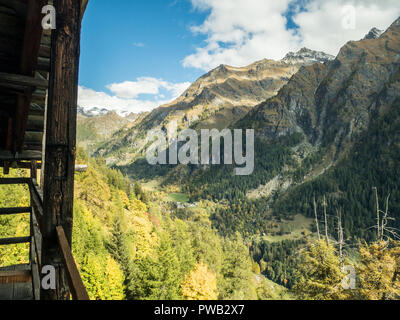Vista da Gressoney-Saint-Jean, un villaggio nella Valle di Gressoney, nella regione di "Valle d'Aosta" NW Italia Foto Stock