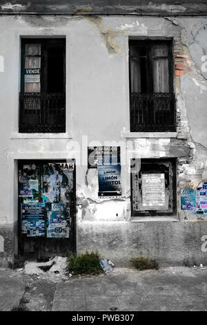 Il vecchio edificio in disuso nel nord della Spagna. Trascurato e coperto con vecchi manifesti stracciati Foto Stock