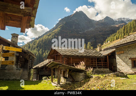 Gressoney-Saint-Jean, un villaggio nella Valle di Gressoney, nella regione di "Valle d'Aosta" NW Italia Foto Stock