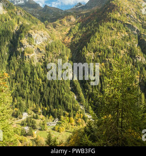 Vista da Gressoney-Saint-Jean, un villaggio nella Valle di Gressoney, nella regione di "Valle d'Aosta" NW Italia Foto Stock