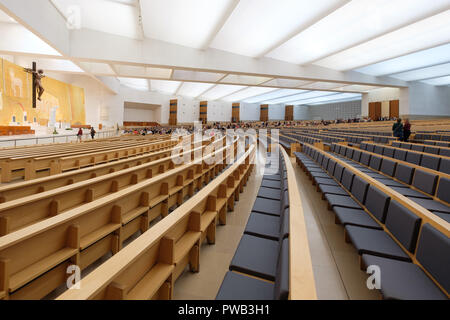 Vista interna della Basilica della Santissima Trinità presso il Santuario di Nostra Signora di Fatima, a Fatima, Portogallo, Europa Foto Stock