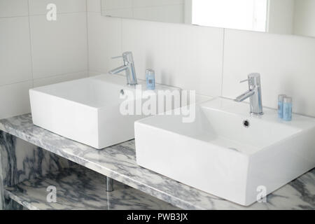 Bagno con doppio di lui e di lei bacini Foto Stock