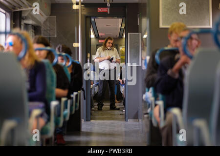 Protezione del treno il controllo dei biglietti su un carrello pieno di persone Foto Stock