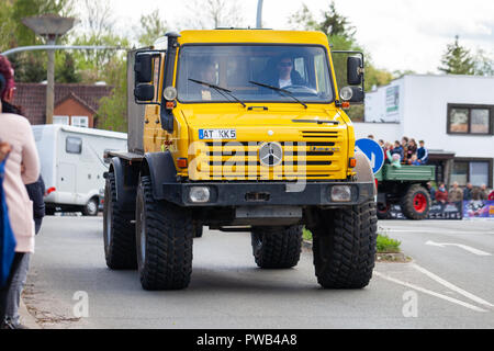 ALTENTREPTOW / Germania - 1 Maggio 2018: Mercedes Benz Unimog fissi sulla strada di oldtimer visualizza Foto Stock