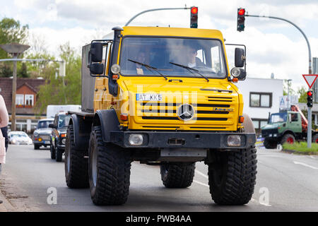 ALTENTREPTOW / Germania - 1 Maggio 2018: Mercedes Benz Unimog fissi sulla strada di oldtimer visualizza Foto Stock