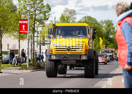 ALTENTREPTOW / Germania - 1 Maggio 2018: Mercedes Benz Unimog fissi sulla strada di oldtimer visualizza Foto Stock