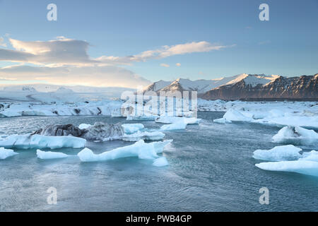 Ghiacciaio islandese Jokulsarlon con gli iceberg galleggianti in mare blu di Islanda Foto Stock