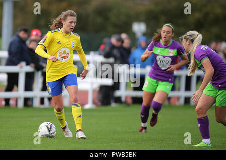 Bristol, Regno Unito. 14 ottobre, 2018. Birmingham City Il riscontro Charlie Wellings. La città di Bristol 0 Birmingham City donne 1. Peter Lopeman/Alamy Live News Foto Stock