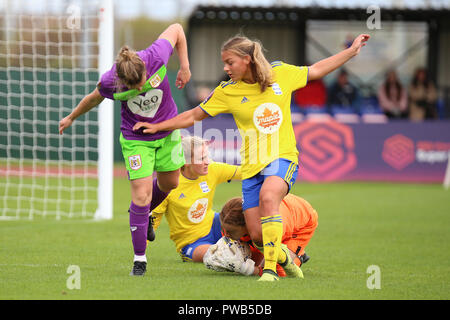 Bristol, Regno Unito. 14 ottobre, 2018. La città di Bristol portiere Sophie Baggaley prende c. lof la palla dopo un obiettivo tentativo fallisce. La città di Bristol 0 Birmingham City donne 1. Peter Lopeman/Alamy Live News Foto Stock