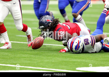 Houston, Texas, Stati Uniti d'America. Xiv oct, 2018. Houston Texans running back Buddy Howell (38) e Buffalo Bills linebacker Ramon Humber (50) via giù un muffed punt ritorno durante il primo trimestre di stagione regolare il gioco tra la Houston Texans e le fatture della Buffalo a NRG Stadium di Houston, TX il 14 ottobre 2018. Credito: Erik Williams/ZUMA filo/Alamy Live News Foto Stock