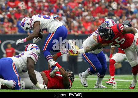 Houston, TX, Stati Uniti d'America. Xiv oct, 2018. Buffalo Bills running back LeSean McCoy (25) viene affrontato da Houston Texans difensivo fine Angelo Blackson (97) durante il primo trimestre a NRG Stadium di Houston, TX. John Glaser/CSM/Alamy Live News Foto Stock