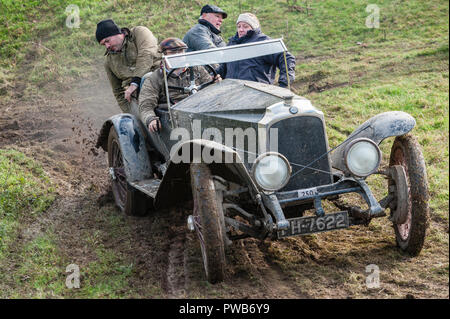 Cwm Whitton, nei pressi di Knighton, Powys, Wales, Regno Unito. 14 ottobre, 2018. La prova di Lingua gallese di Vintage Sports-Car Club ha avuto luogo a metà del Galles sin dal 1939. Le vetture hanno per arrampicarsi su ripide piste fangose, con i passeggeri che rimbalza su e giù per dare una trazione extra. Un 1924 Vauxhall tenendo un angolo Credito: Alex Ramsay/Alamy Live News Foto Stock