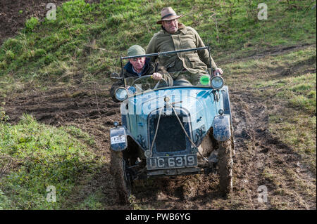 Cwm Whitton, nei pressi di Knighton, Powys, Wales, Regno Unito. 14 ottobre, 2018. La prova di Lingua gallese di Vintage Sports-Car Club ha avuto luogo a metà del Galles sin dal 1939. Le vetture hanno per arrampicarsi su ripide piste fangose, con i passeggeri che rimbalza su e giù per dare una trazione extra. Un 1928 Austin 7 Credito Chummy: Alex Ramsay/Alamy Live News Foto Stock