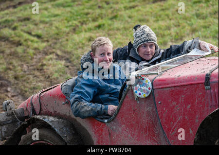 Cwm Whitton, nei pressi di Knighton, Powys, Wales, Regno Unito. 14 ottobre, 2018. La prova di Lingua gallese di Vintage Sports-Car Club ha avuto luogo a metà del Galles sin dal 1939. Le vetture hanno per arrampicarsi su ripide piste fangose, con i passeggeri che rimbalza su e giù per dare una trazione extra. Onorevole Jane Bickerstaff nella sua Austin 7 Ulster credito speciale: Alex Ramsay/Alamy Live News Foto Stock