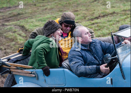 Cwm Whitton, nei pressi di Knighton, Powys, Wales, Regno Unito. 14 ottobre, 2018. La prova di Lingua gallese di Vintage Sports-Car Club ha avuto luogo a metà del Galles sin dal 1939. Le vetture hanno per arrampicarsi su ripide piste fangose, con i passeggeri che rimbalza su e giù per dare una trazione extra. Credito: Alex Ramsay/Alamy Live News Foto Stock