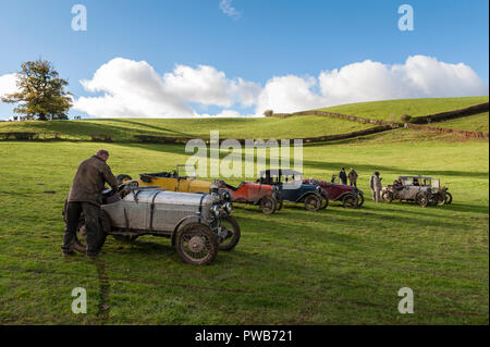 Cwm Whitton, nei pressi di Knighton, Powys, Wales, Regno Unito. 14 ottobre, 2018. La prova di Lingua gallese di Vintage Sports-Car Club ha avuto luogo a metà del Galles sin dal 1939. Le vetture hanno per arrampicarsi su ripide piste fangose, con i passeggeri che rimbalza su e giù per dare una trazione extra. Credito: Alex Ramsay/Alamy Live News Foto Stock